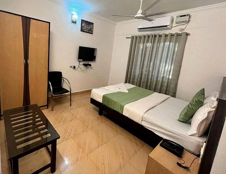 Double Deluxe room with a green bed runner
