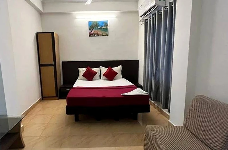 Double Deluxe room with a red bed runner