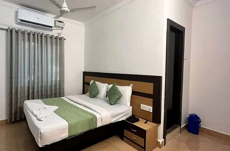 Double Deluxe room with wardrobe and TV