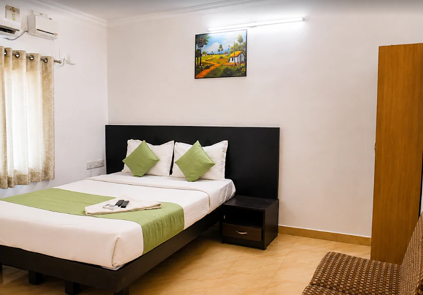Super Deluxe room with a green bed runner